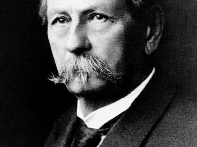 29 Ocak-Karl Benz benzinle çalışan ilk otomobilin patentini aldı.