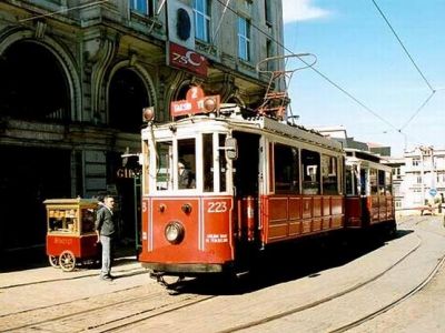 12 Ocak 1875 - Beyoğlu'nda Tünel işletmeye açıldı. 